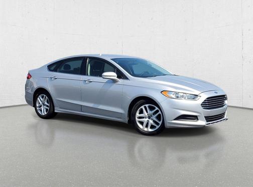 White 2015 Ford Fusion SE