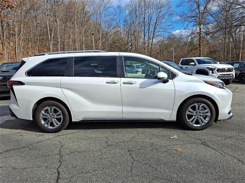 2024 Toyota Sienna Platinum