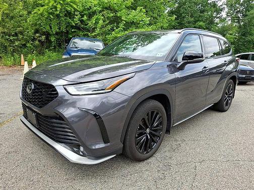 Magnetic Gray Metallic 2023 Toyota Highlander XSE