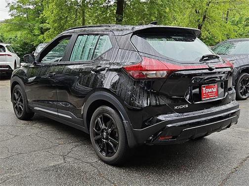 2022 Nissan Kicks SR