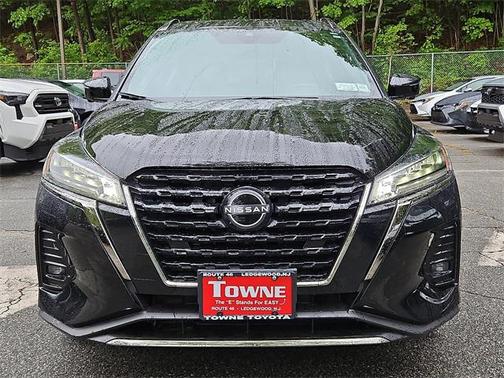 2022 Nissan Kicks SR