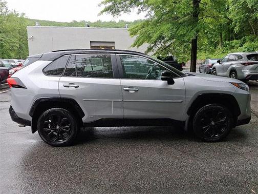 2022 Toyota RAV4 Hybrid SE