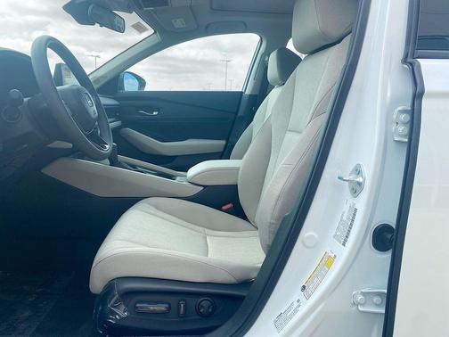 PLATINUM_WHITE 2026 Honda Accord SE
