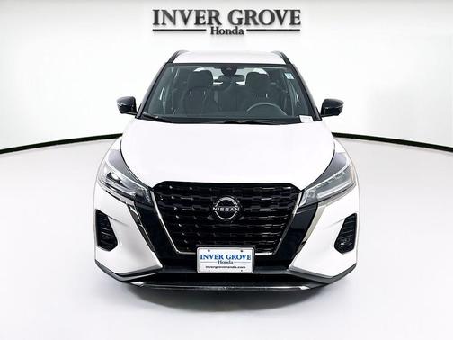 Aspen White Tricoat 2024 Nissan Kicks SR