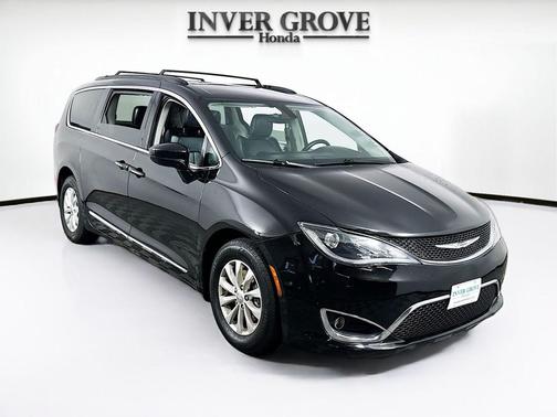 Brilliant Black Crystal Pearlcoat 2017 Chrysler Pacifica Touring-L