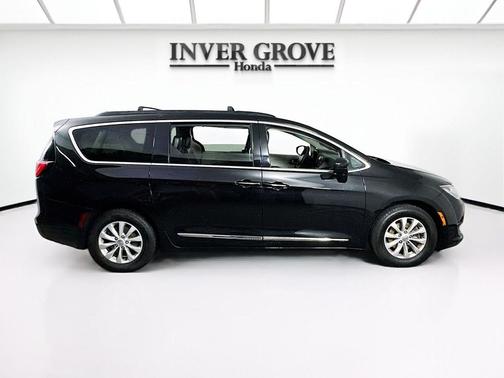 Brilliant Black Crystal Pearlcoat 2017 Chrysler Pacifica Touring-L