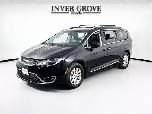 Brilliant Black Crystal Pearlcoat 2017 Chrysler Pacifica Touring-L