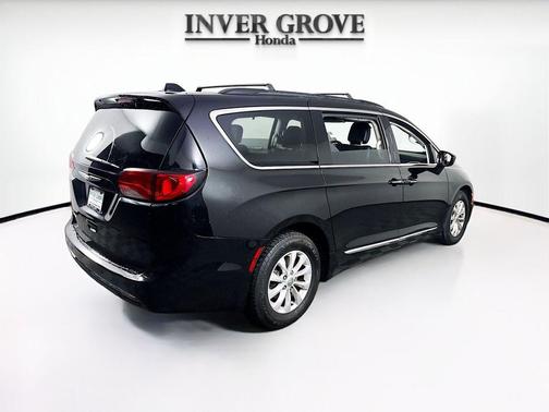 Brilliant Black Crystal Pearlcoat 2017 Chrysler Pacifica Touring-L