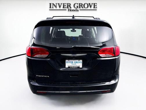 Brilliant Black Crystal Pearlcoat 2017 Chrysler Pacifica Touring-L