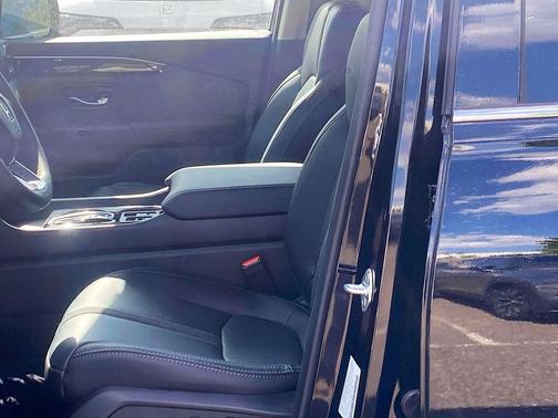 Crystal Black Pearl 2025 Honda Pilot Touring 8-Passenger