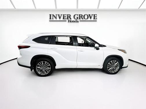 2022 Toyota Highlander Hybrid Platinum