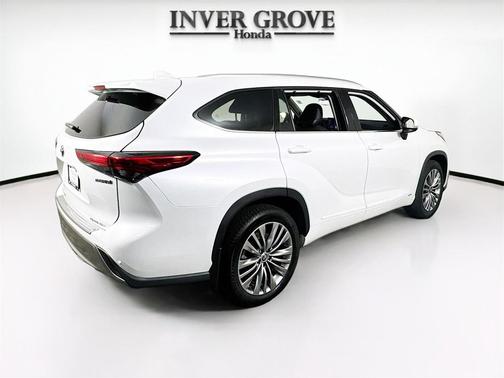 2022 Toyota Highlander Hybrid Platinum