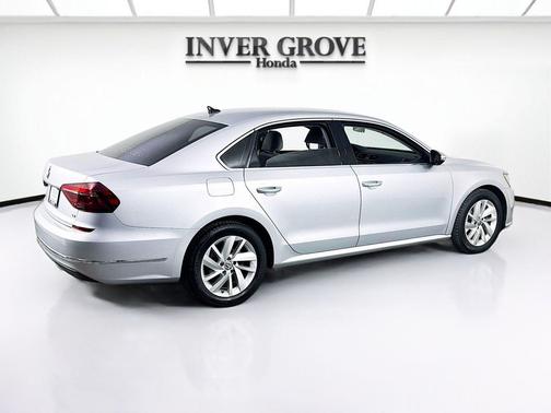 Reflex Silver Metallic 2018 Volkswagen Passat 2.0T SE