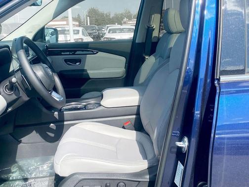Obsidian Blue Pearl 2025 Honda Pilot Touring 8-Passenger