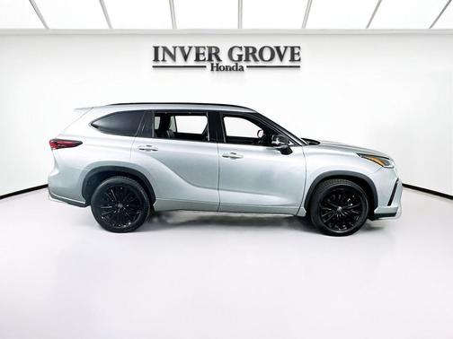 Celestial Silver Metallic 2025 Toyota Highlander XSE
