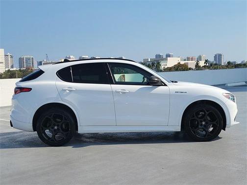 2023 Alfa Romeo Stelvio Estrema AWD