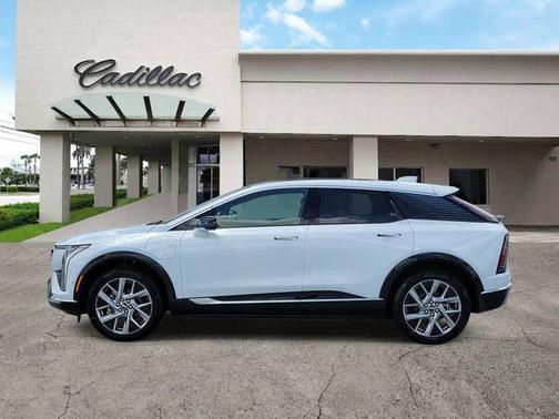 Vibrant White Tricoat 2026 Cadillac OPTIQ Luxury