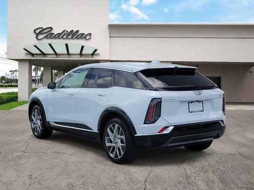 Vibrant White Tricoat 2026 Cadillac OPTIQ Luxury