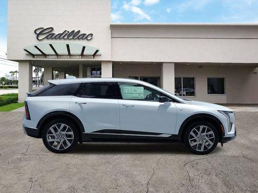 Vibrant White Tricoat 2026 Cadillac OPTIQ Luxury