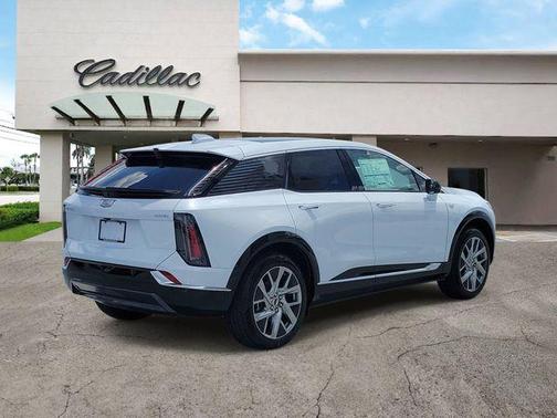 Vibrant White Tricoat 2026 Cadillac OPTIQ Luxury