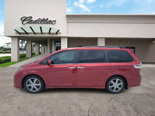 Salsa Red Pearl 2017 Toyota Sienna SE