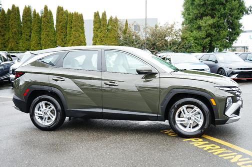 Green 2025 Hyundai TUCSON SE