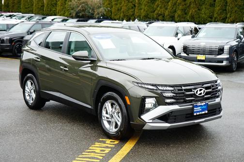Green 2025 Hyundai TUCSON SE