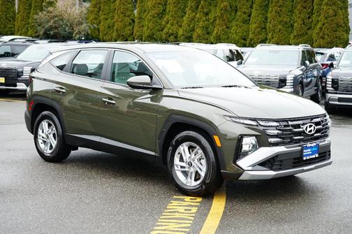 Green 2025 Hyundai TUCSON SE
