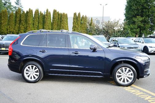 2016 Volvo XC90 T6 Momentum