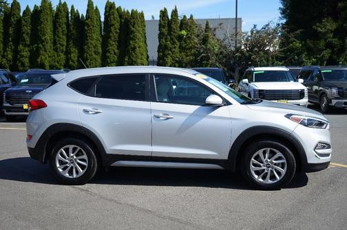 Molten Silver 2017 Hyundai TUCSON SE