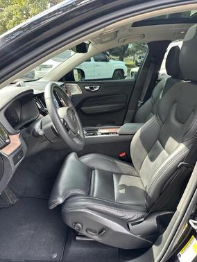 2024 Volvo XC60 B5 Ultimate Dark Theme