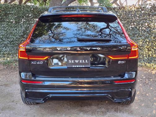 2024 Volvo XC60 B5 Ultimate Dark Theme