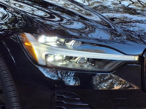 2024 Volvo XC60 B5 Ultimate Dark Theme