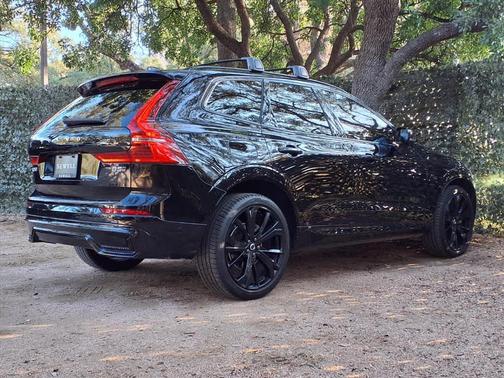 2024 Volvo XC60 B5 Ultimate Dark Theme