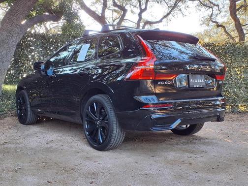 2024 Volvo XC60 B5 Ultimate Dark Theme