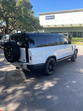 2023 Land Rover Defender SE