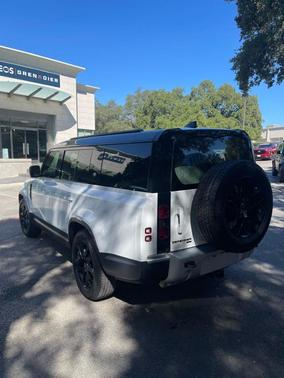 2023 Land Rover Defender SE