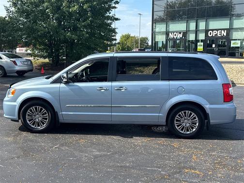 2016 Chrysler Town & Country Touring-L