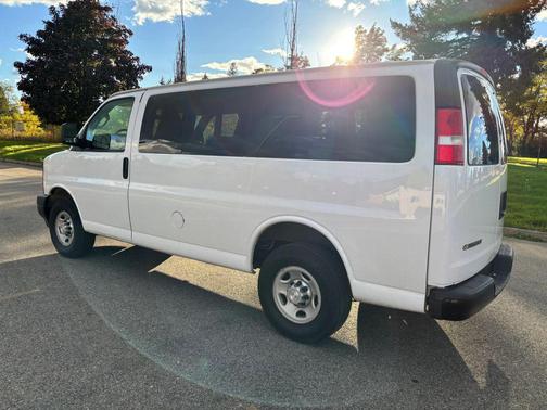 Summit White 2017 Chevrolet Express 2500 LT
