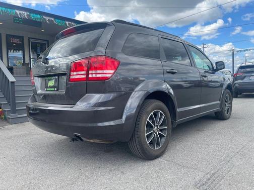 Granite Pearlcoat 2018 Dodge Journey SE