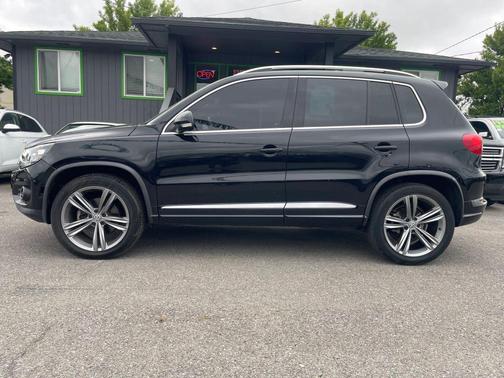 Deep Black Pearl 2015 Volkswagen Tiguan Auto R-Line