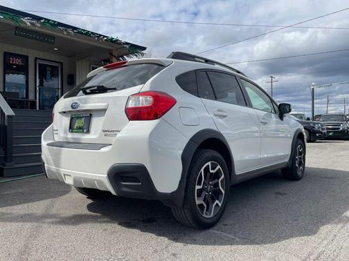 Crystal White Pearl 2017 Subaru Crosstrek 2.0i Premium