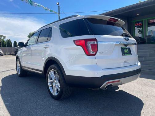 White Platinum Metallic Tri-Coat 2016 Ford Explorer XLT