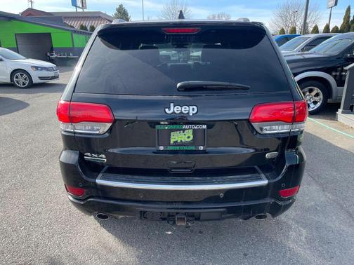 Diamond Black Crystal Pearlcoat 2018 Jeep Grand Cherokee Overland