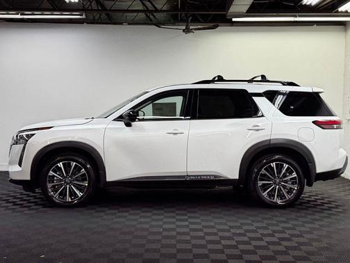 Everest White Pearl Tricoat 2026 Nissan Pathfinder Platinum