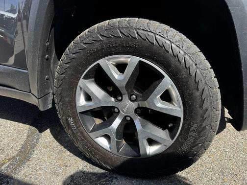 Granite Crystal 2018 Jeep Cherokee Trailhawk