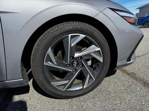 2025 Hyundai ELANTRA SEL