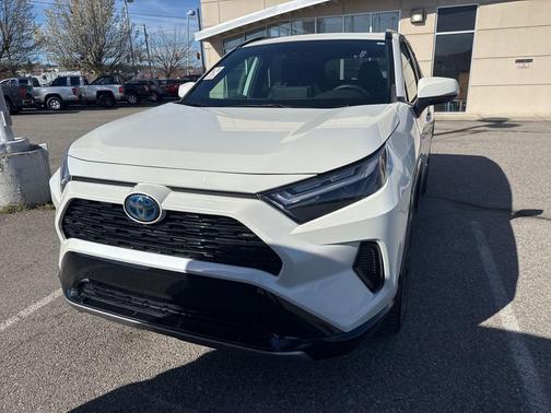 Blizzard Pearl 2022 Toyota RAV4 Hybrid SE