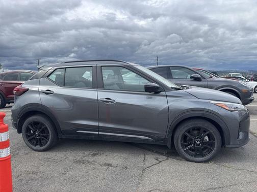 Gun Metallic 2024 Nissan Kicks SR