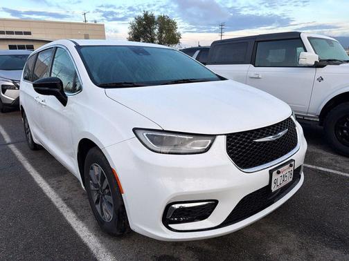Bright White Clearcoat 2024 Chrysler Pacifica Hybrid Select